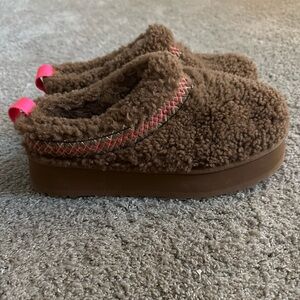 Ugg Curly platform taz.